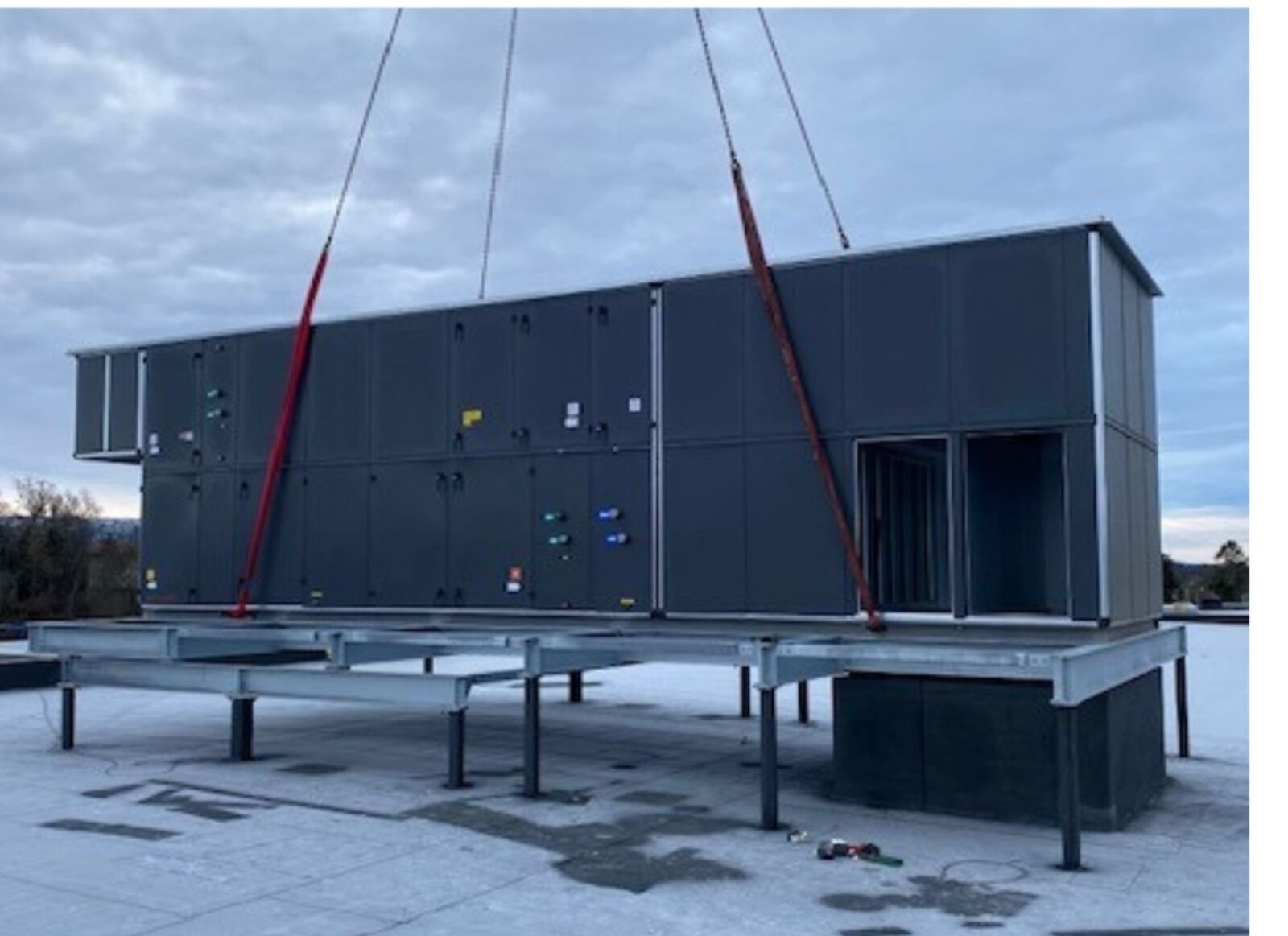 Ventilasjonsaggregat løftes på plass på tak med kran