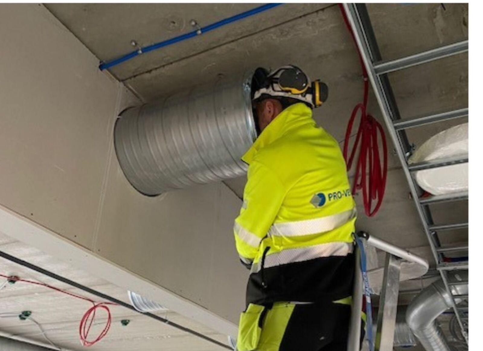 Montør fra Pro-Vent arbeider ved ventilasjonskanal under tak