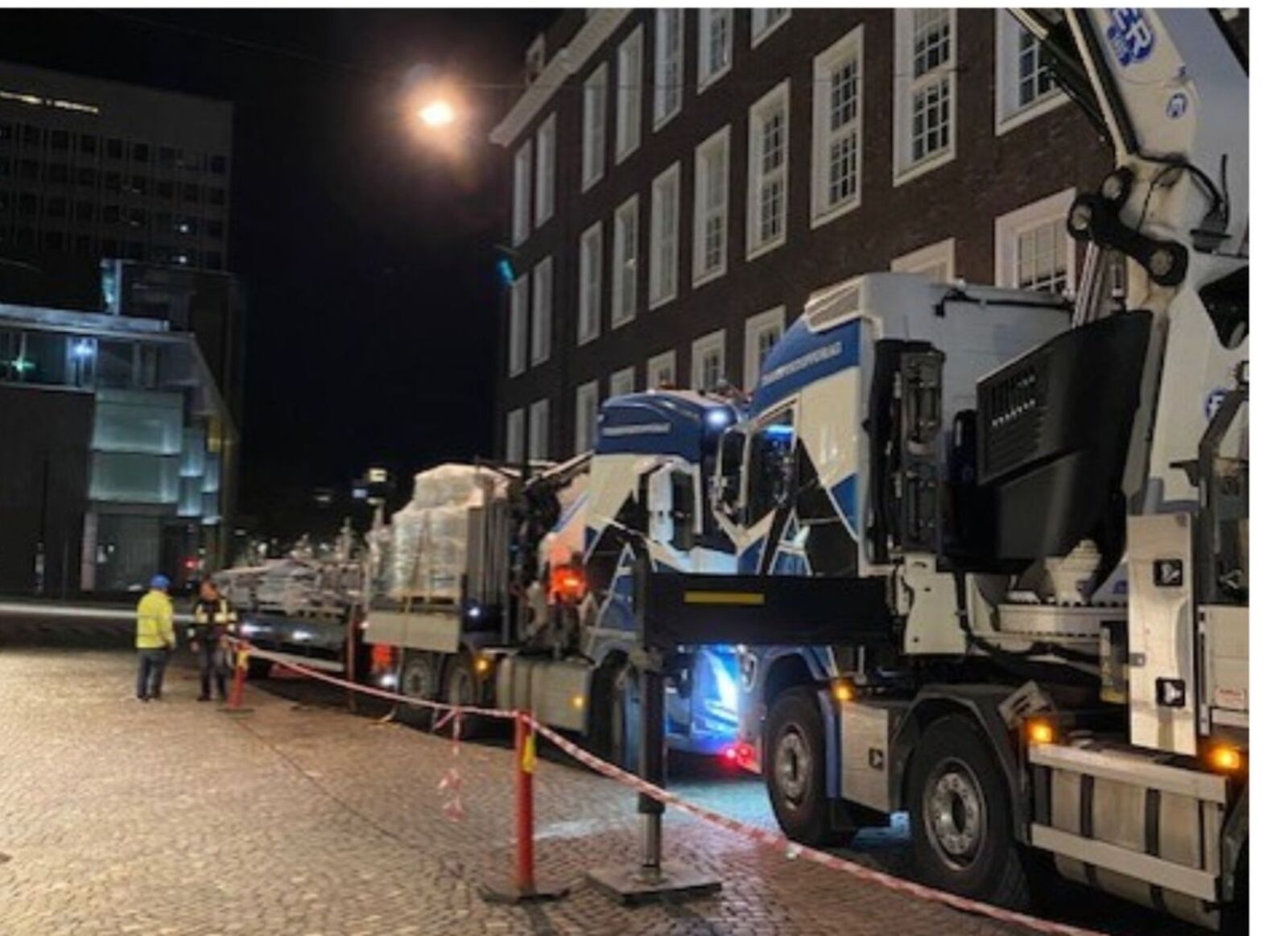 Kranløft av ventilasjonsutstyr om natten ved Telegrafen i Bergen
